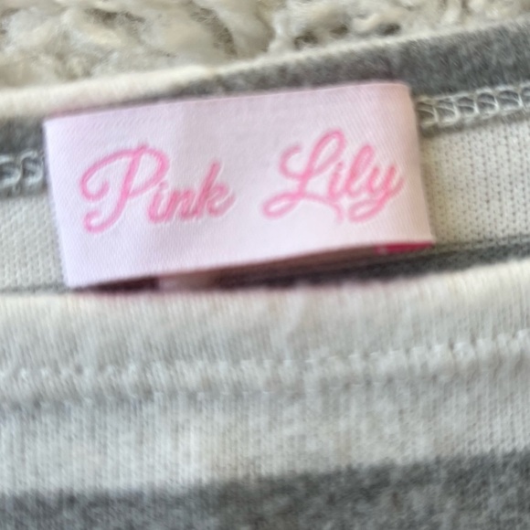 Pink Lily grey and white stripe 3/4  bat wing sleeve soft stretchy top medium - Picture 7 of 9